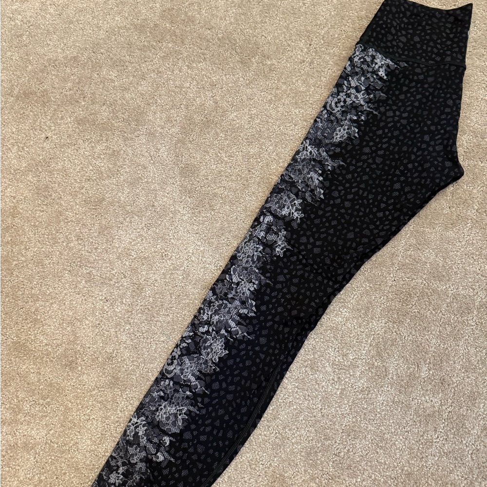 Lululemon Wunder Under Pant Women's Size 6 Black White Floral Leggings